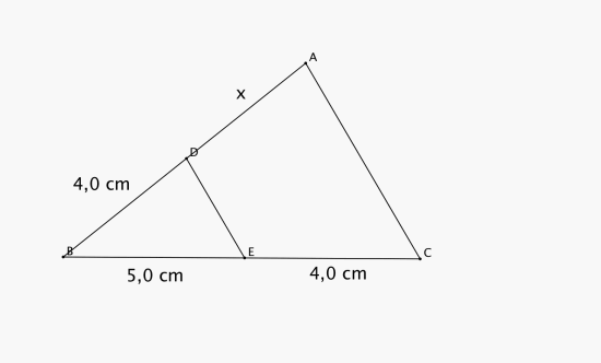 En stor trekant ABC som blir delt i to av linjestykket DE som er parallelt med siden AC. AB og E er på trekantsiden BC. BE er 5,0 cm og EC er 4,0 cm. BD er 4,0 cm. AD er x.